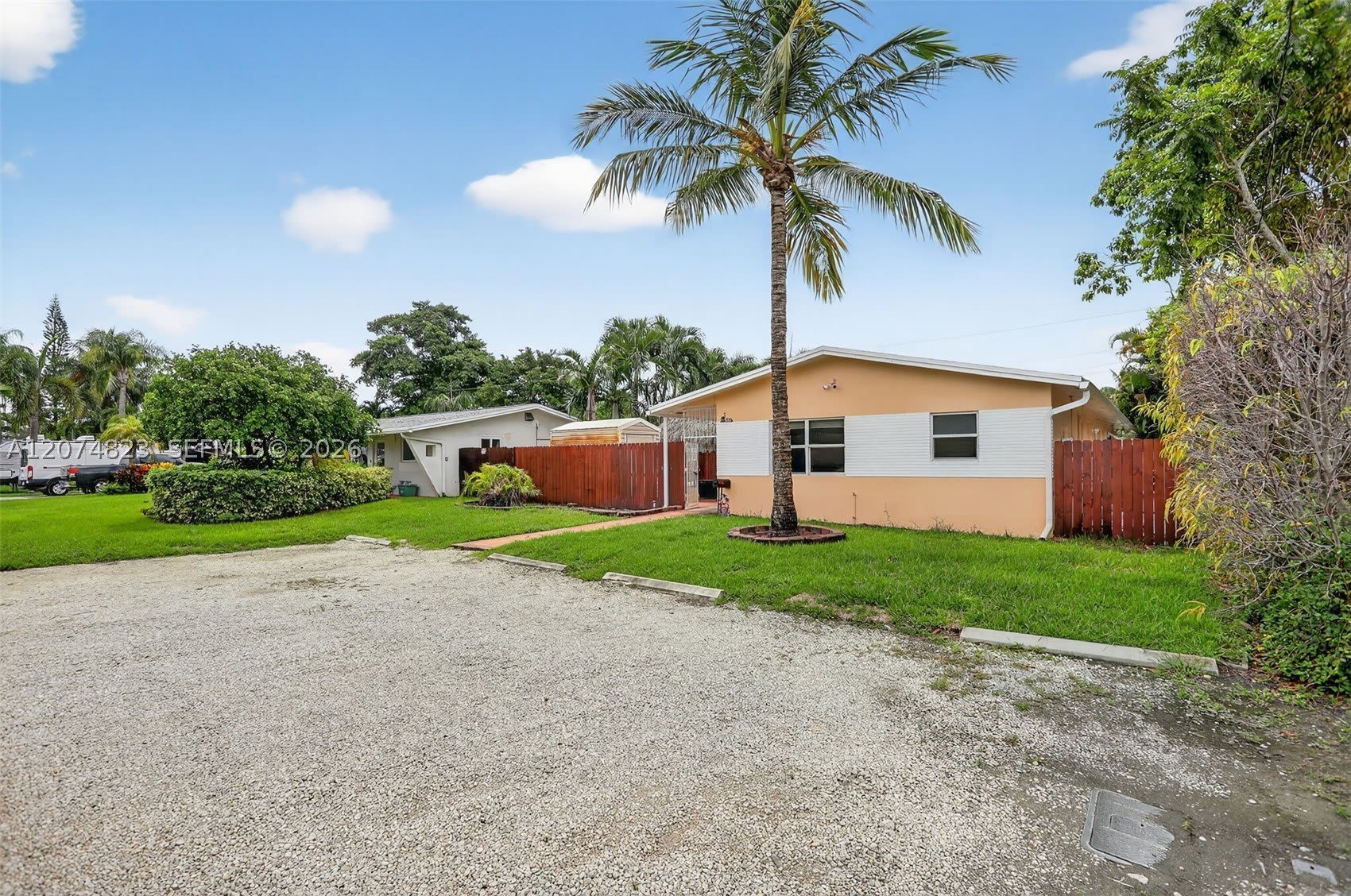 920 SW 30th St – photo 1