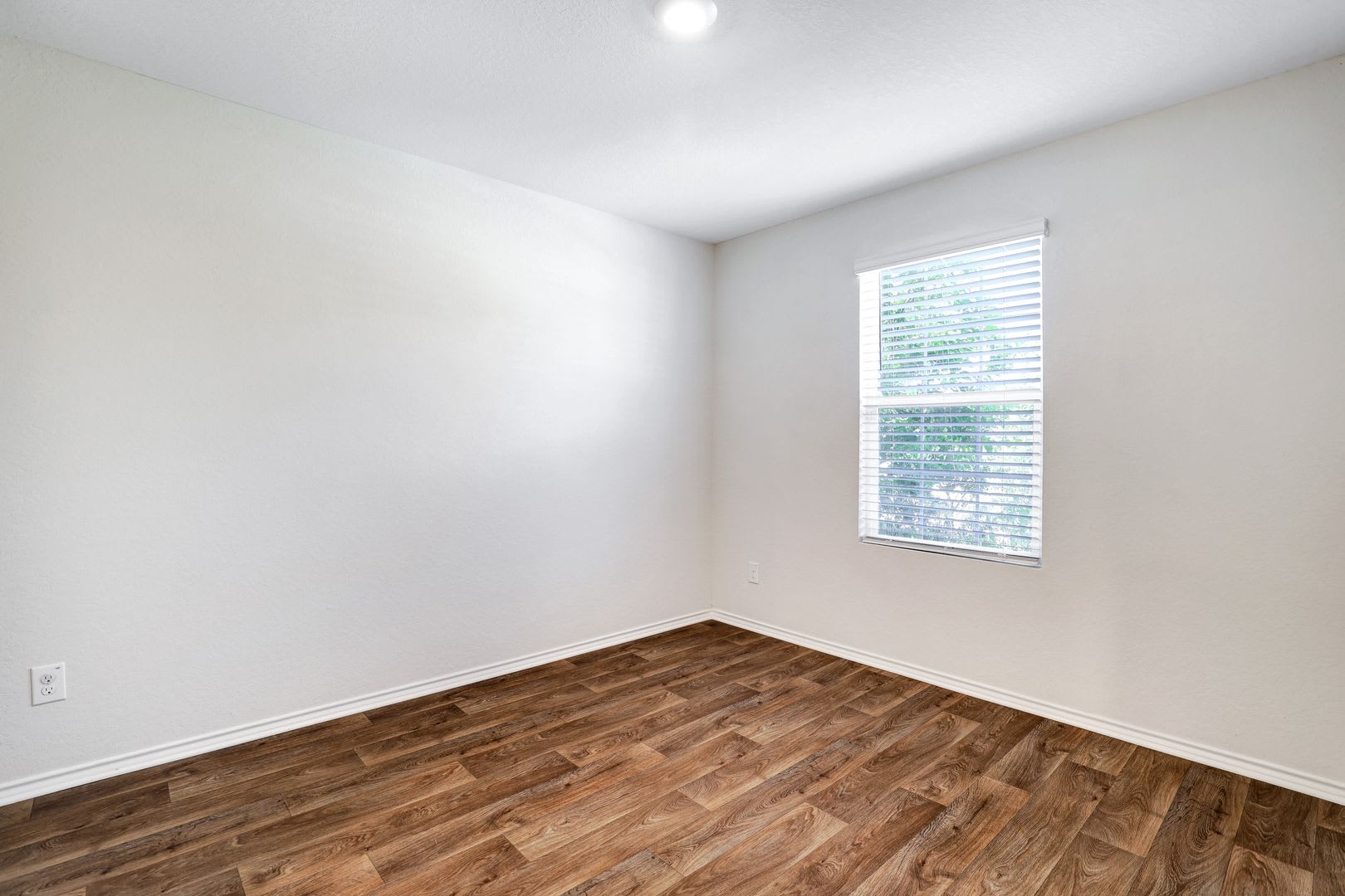 Move In Special Two Weeks Free Exquisite Two Story Residence With Office Serene Backyard Retreat – photo 5