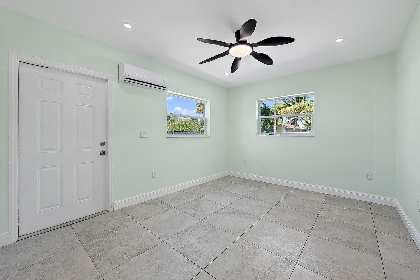 135 E 28th Street, Riviera Beach, FL 33404 – photo 4