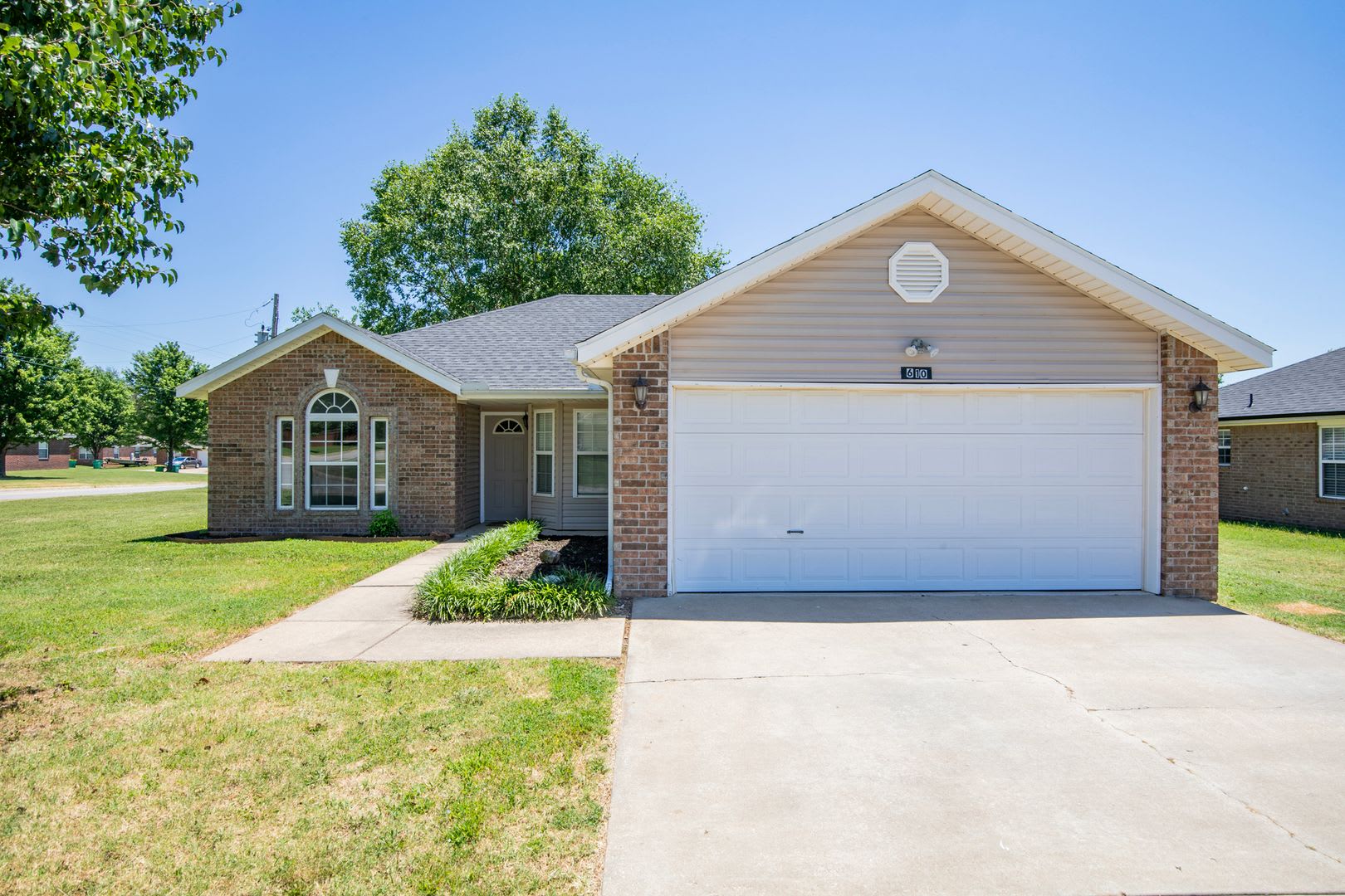 ***610 Maplewood*** – photo 1