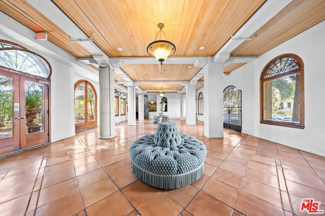 109 N Sycamore Ave – photo 2