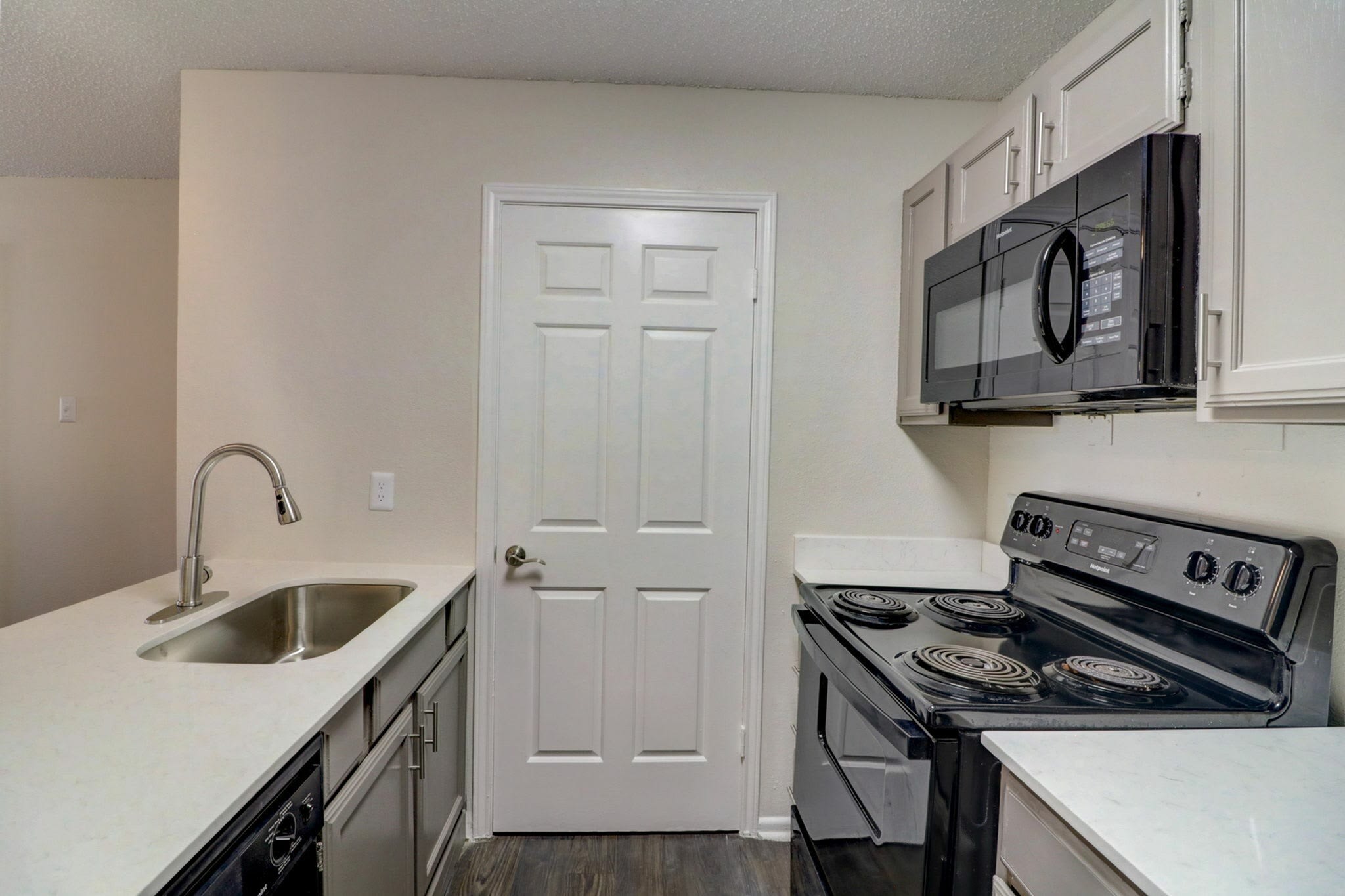 Lakeland Apartments – photo 2