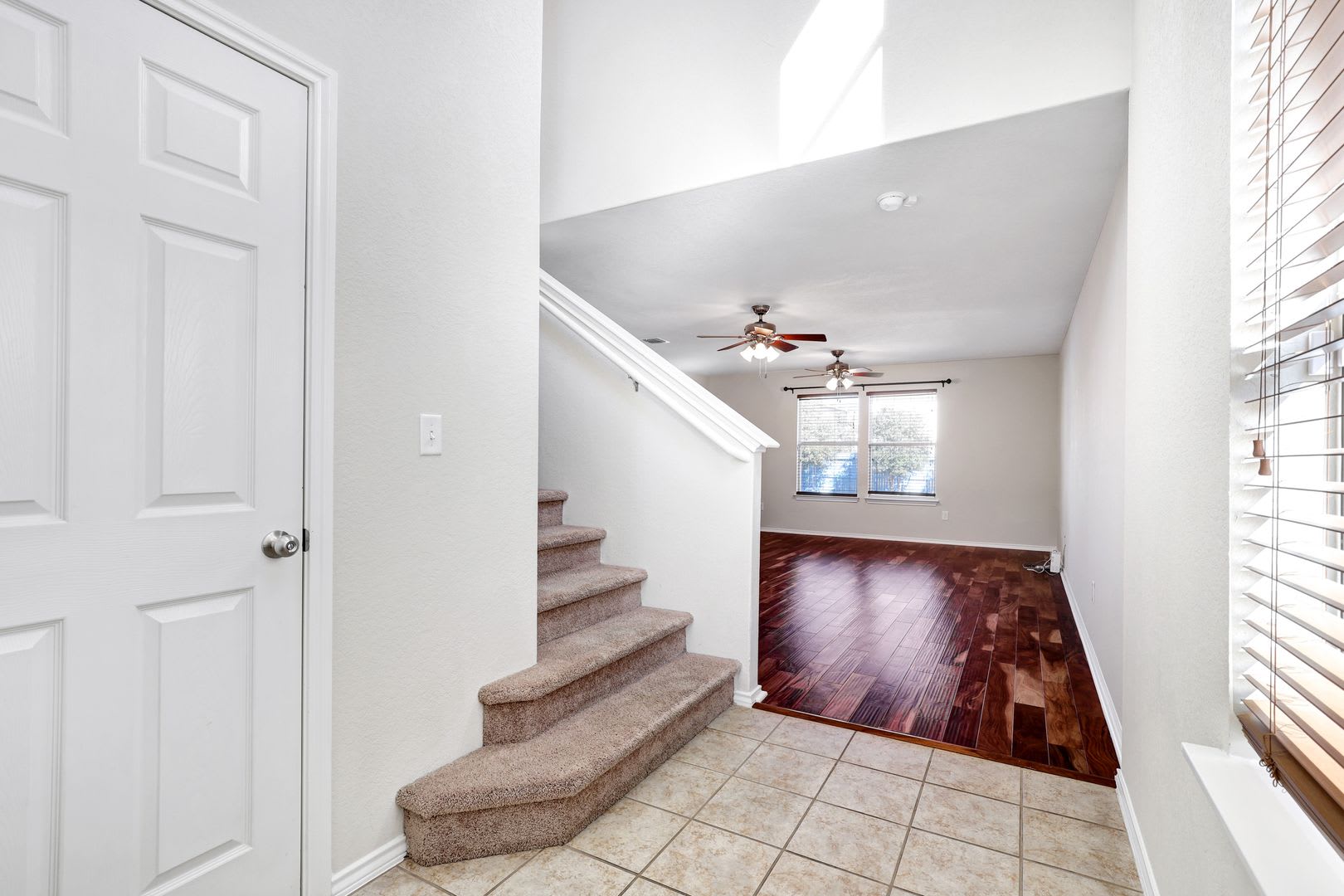 ***MOVE-IN SPECIAL: ONE WEEK FREE***Silver Oaks 4 Bedroom with Covered Patio & Large Living Space – photo 3
