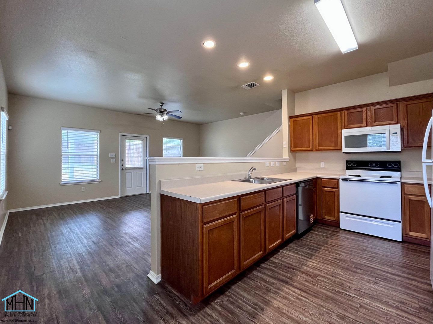Beautiful Two Story Duplex Near Randolph AFB and FT SAM Houston! – photo 5