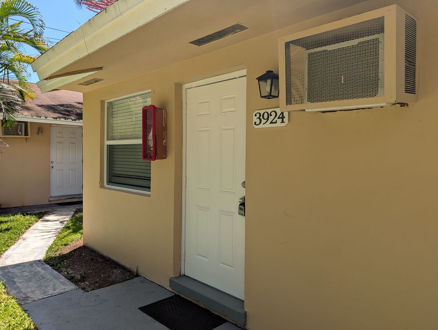 Beautifully renovated 2/1 Apt in Palm Springs, ready to move in! – photo 1