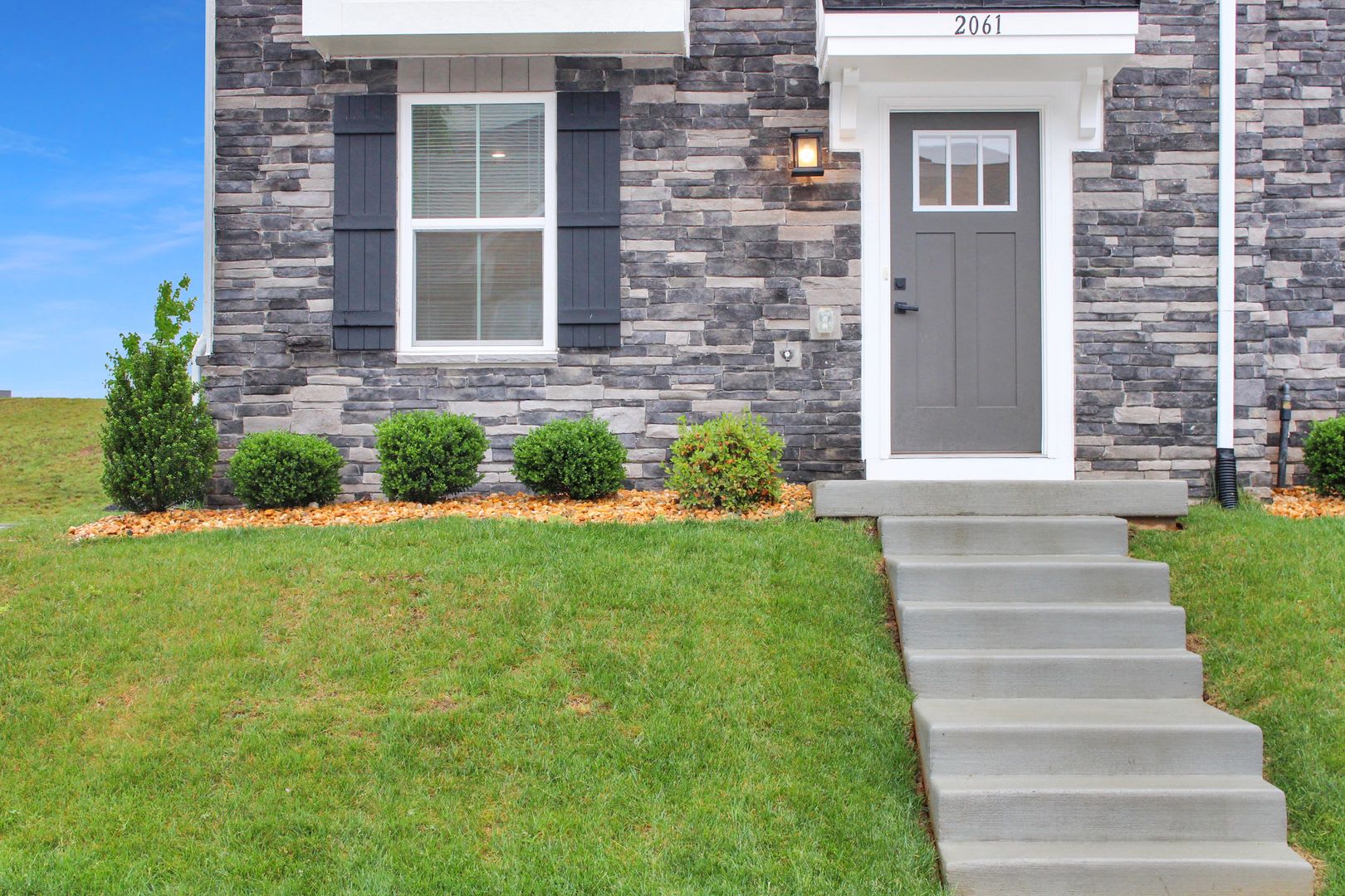 End-unit Townhouse with mountain views – photo 3