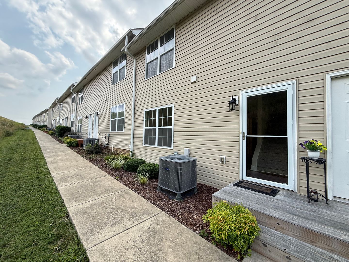 Tri level 2 bed, 2.5 bath Condo! Lakeridge School District. – photo 2