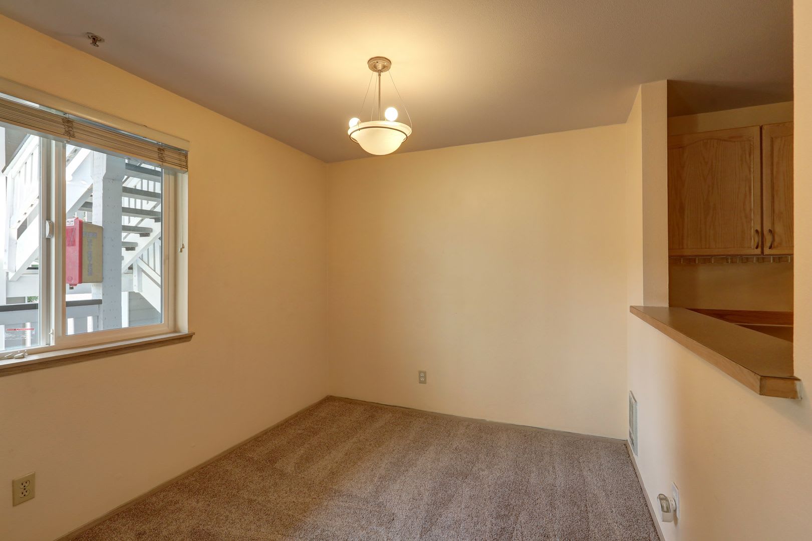 Beautiful 2 Bedroom/2 Bath Renton Condo, Great Location, W/S/G included!! – photo 4