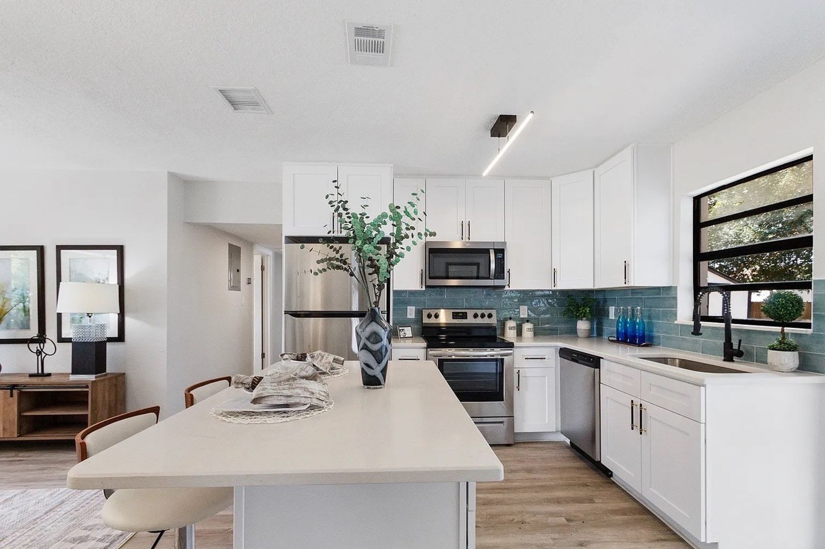 Welcome To Your New Bright Cheerful Updated Home – photo 5