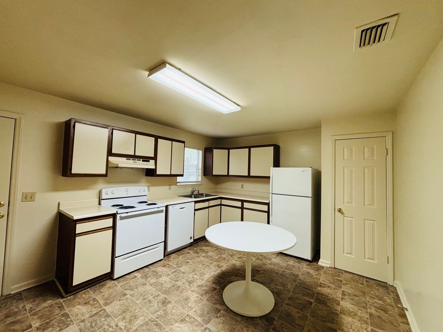 4 Bedroom 2.5 Bath Townhouse – photo 2