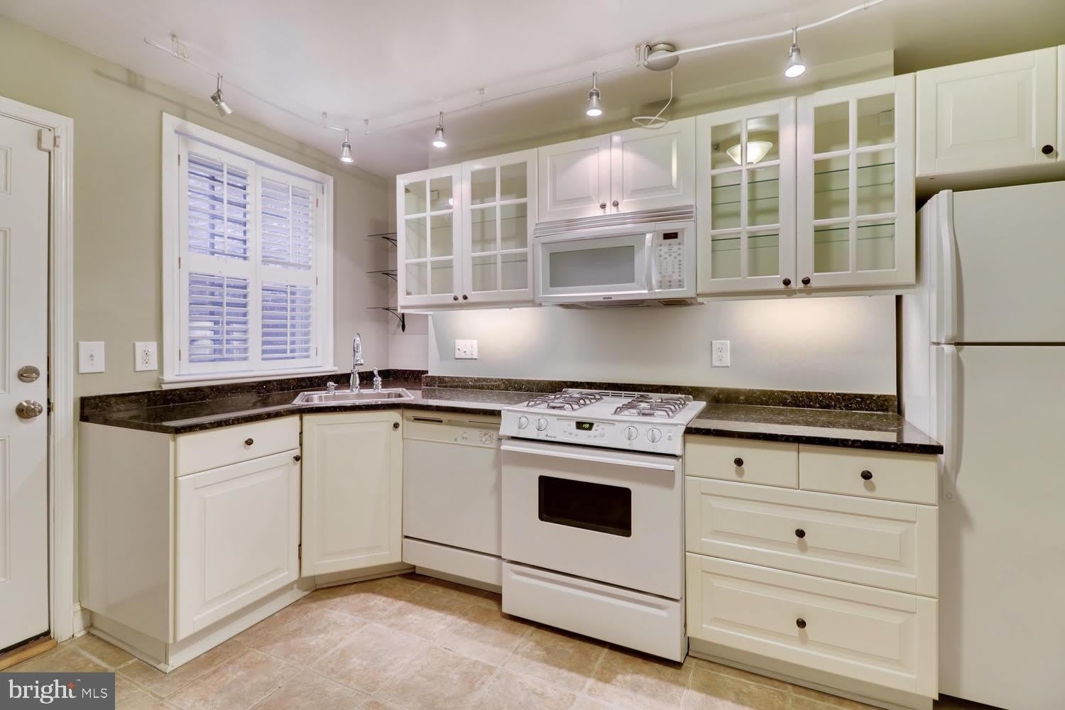 1020 W LOMBARD Street – photo 5