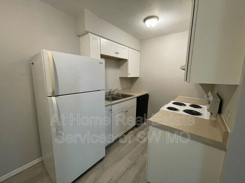 900 S Crutcher – photo 1