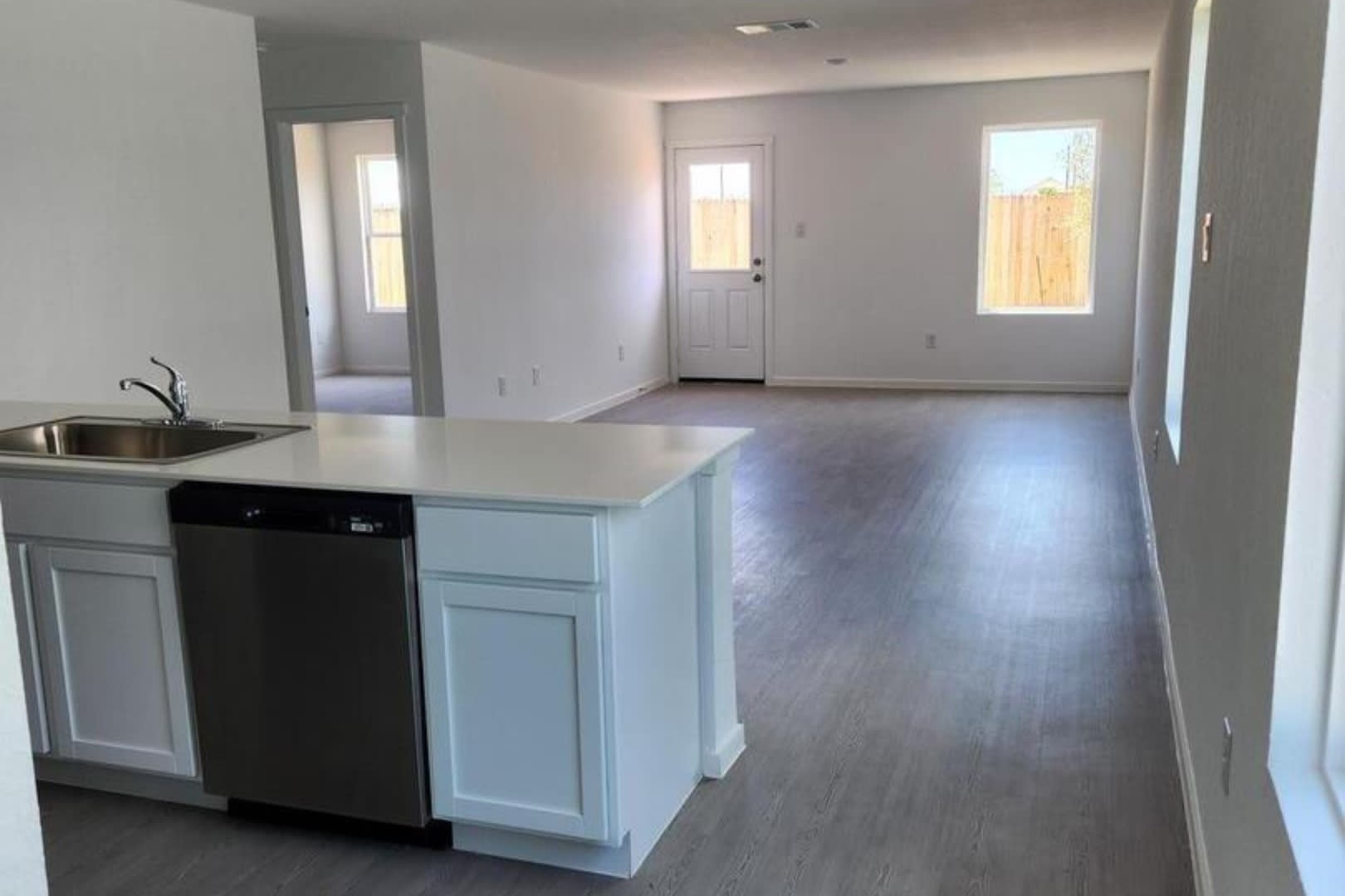 Charming & Modern Single-Story 3-bedroom, 2-bath in Aston Park – photo 2