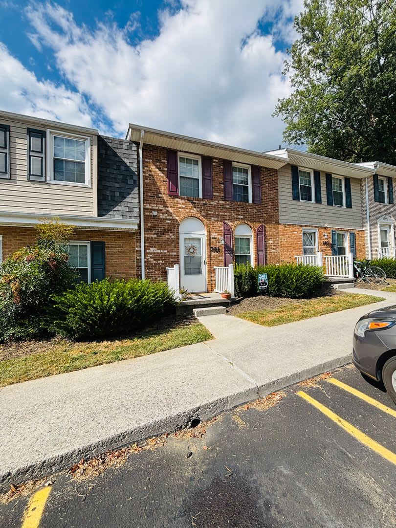 2 Bedroom, 1.5 Bath Townhouse – photo 1