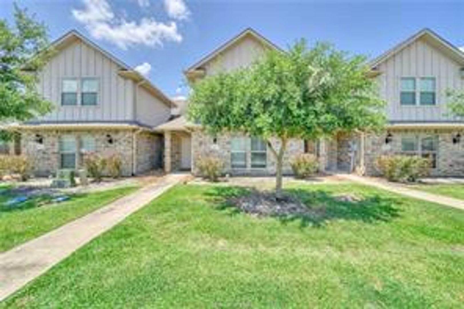 Nice 4 Bed 4 Bath Townhome – photo 1