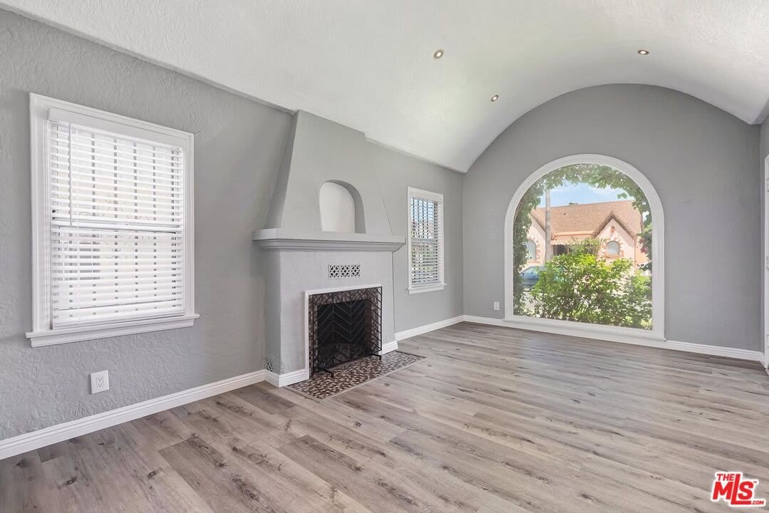 1110 W 80th St – photo 3