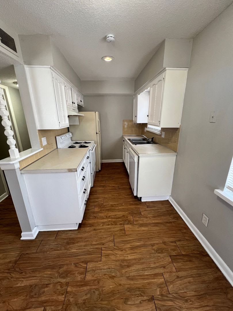 2 Bed 1 Bath Apartment With Garage Parking – photo 5
