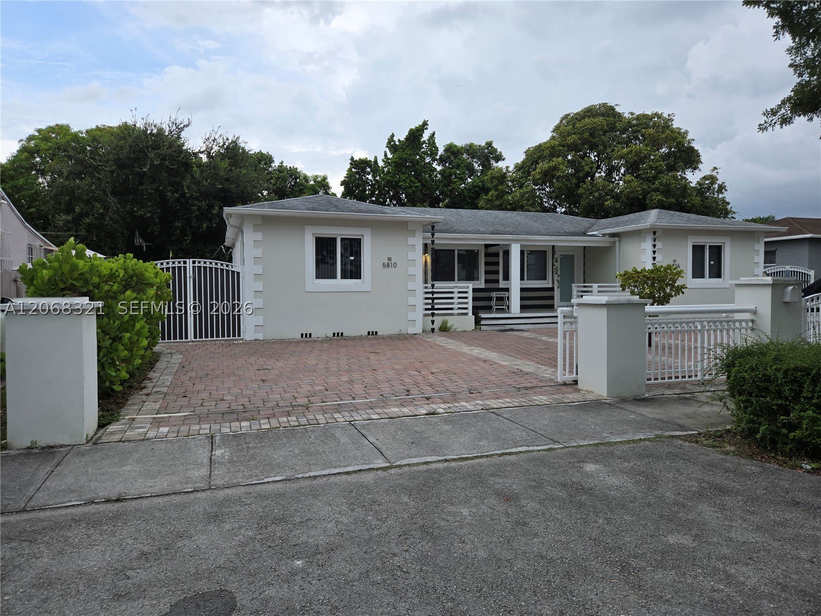 5810 SW 9th St – photo 2