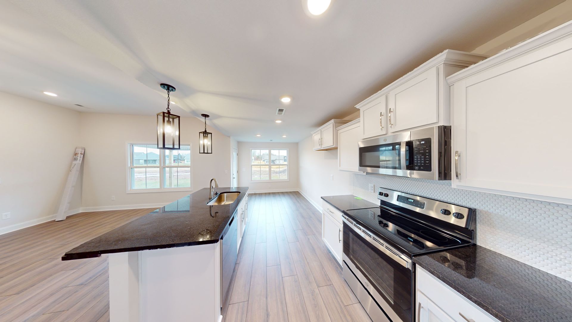 Open-Concept Home with Modern Upgrades Featuring Hardwood Flooring and Open Kitchen – photo 4