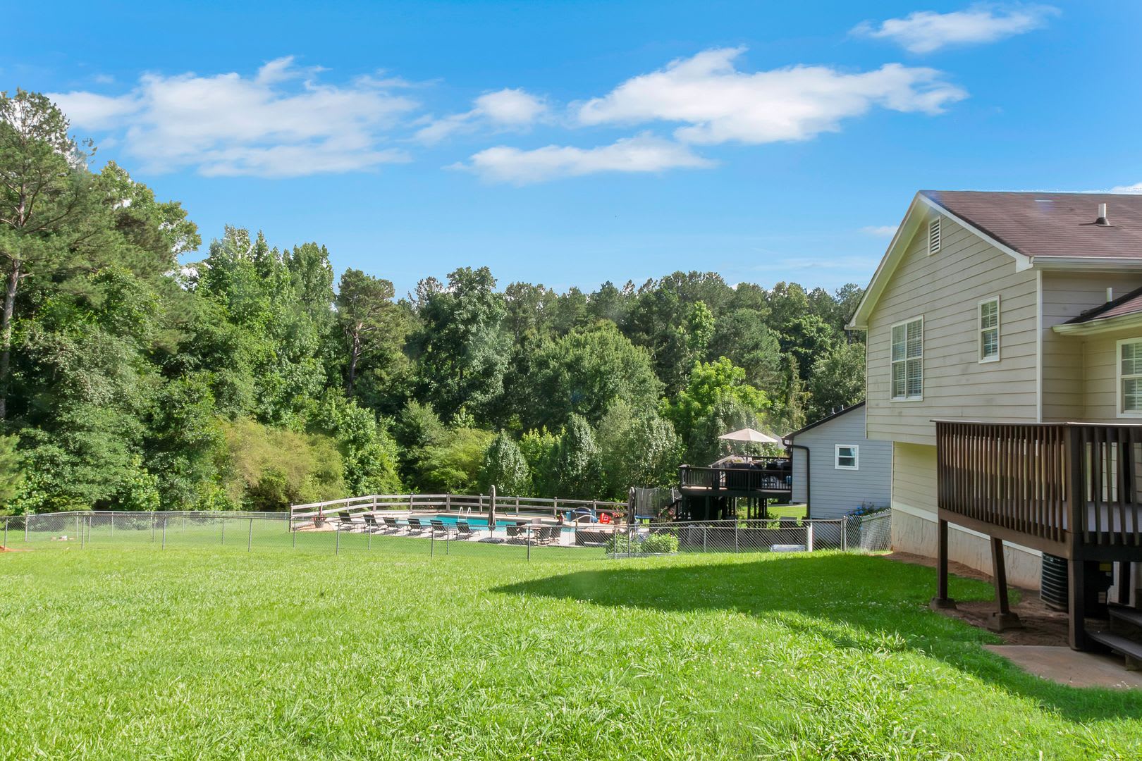 Lovely 3 Bed Room With 2 Baths, Gated Home – photo 3