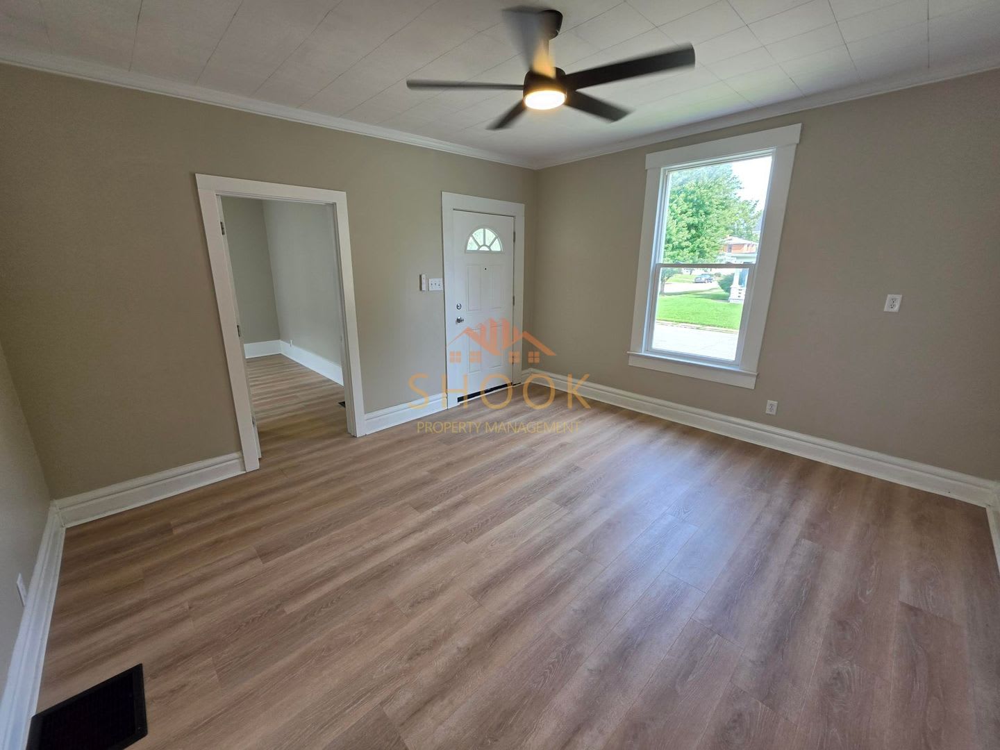 **MOVE-IN SPECIAL** Centrally Located and Remodeled 4BR Home – photo 4