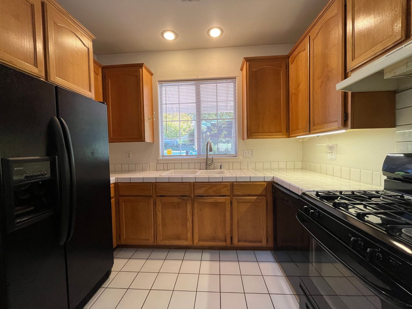 Spacious 3 Bedroom 2 5 Bathroom W Bonus Room And 2 Car Garage – photo 3