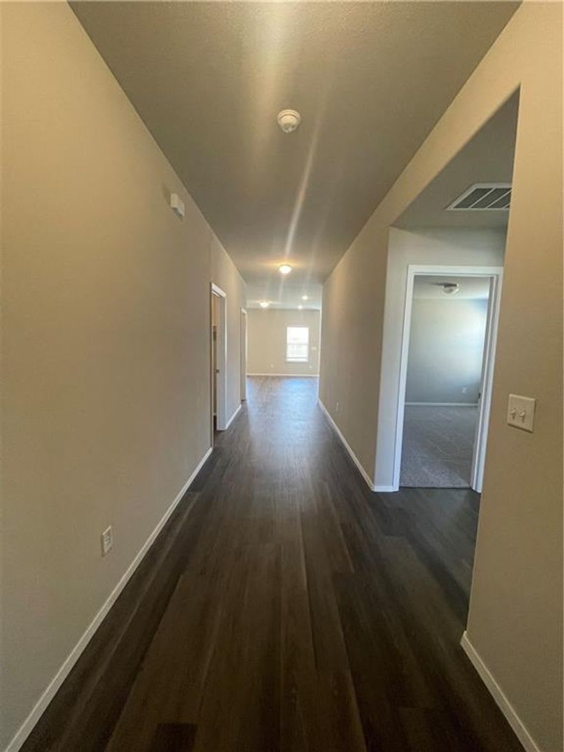 Stylish 3-Bedroom Home with Open Layout & Pet-Friendly Fenced Yard – photo 5