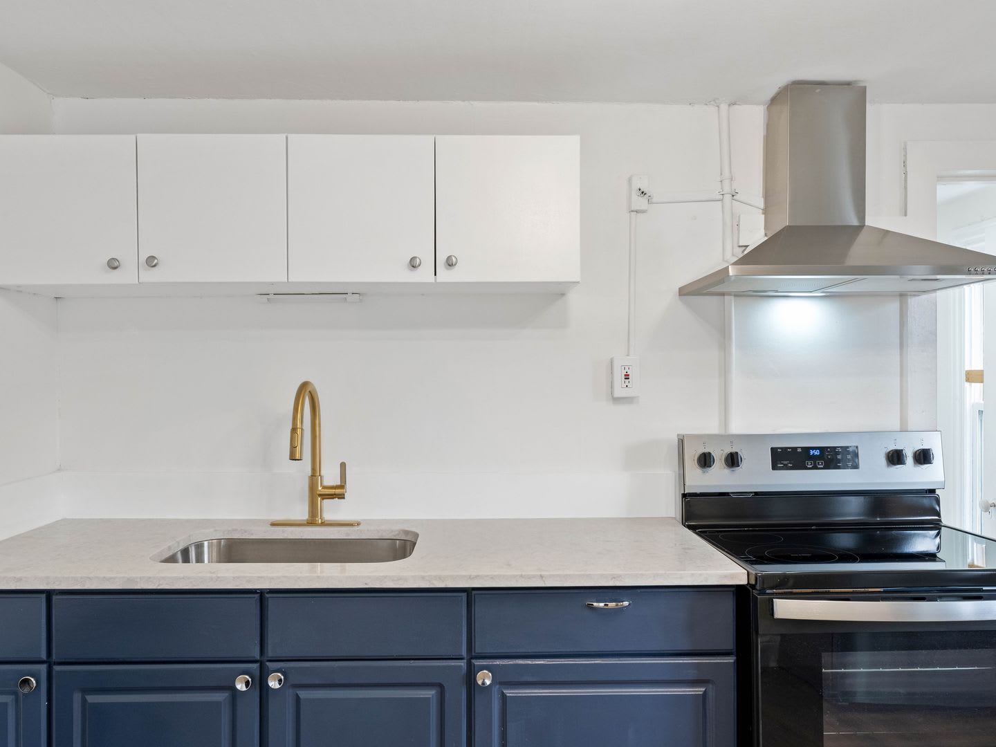 Renovated 3-Bedroom Apartment with Bonus Finished Attic & Spacious Shared Backyard – photo 2