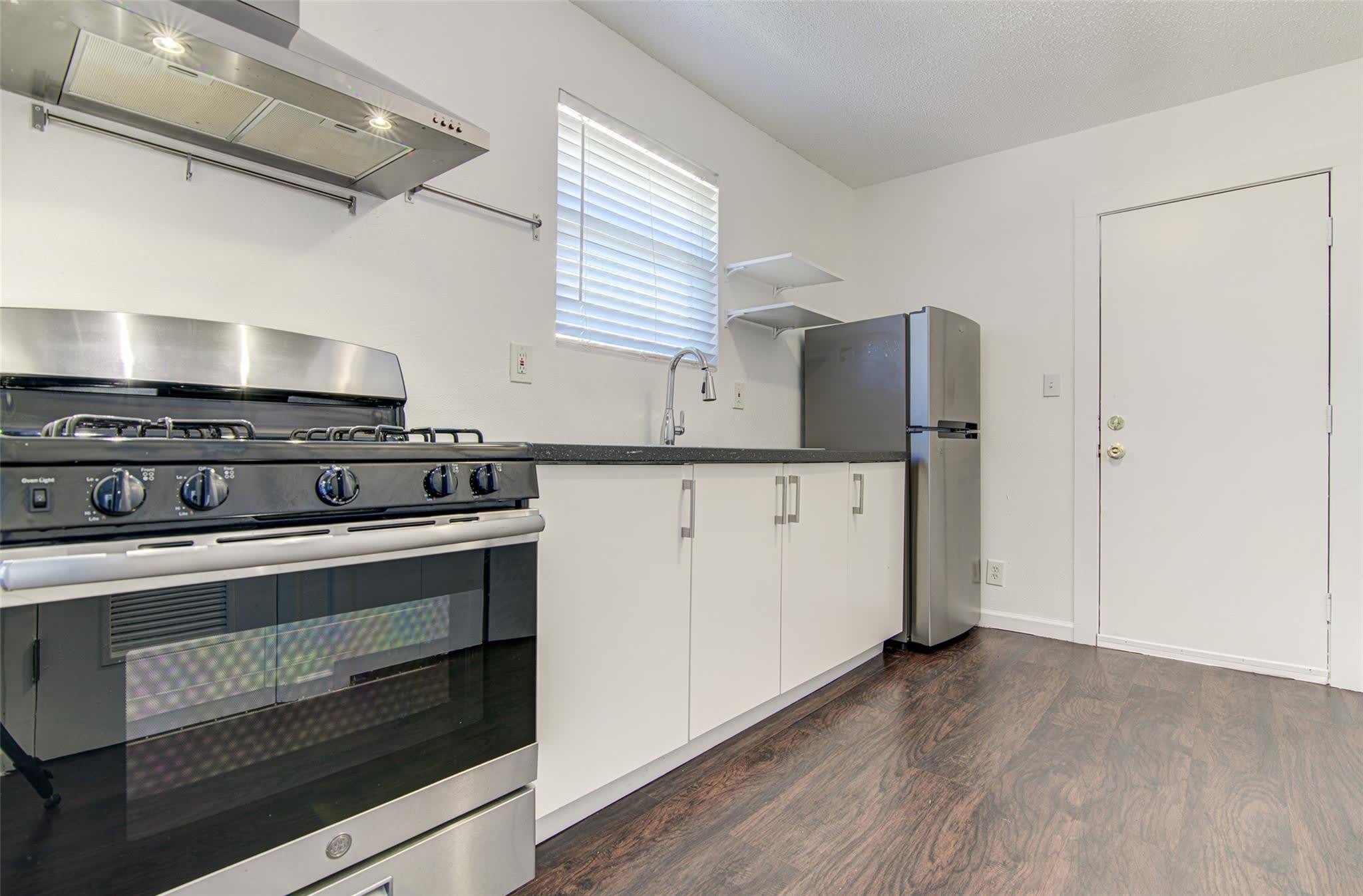 912 Catalpa St – photo 3