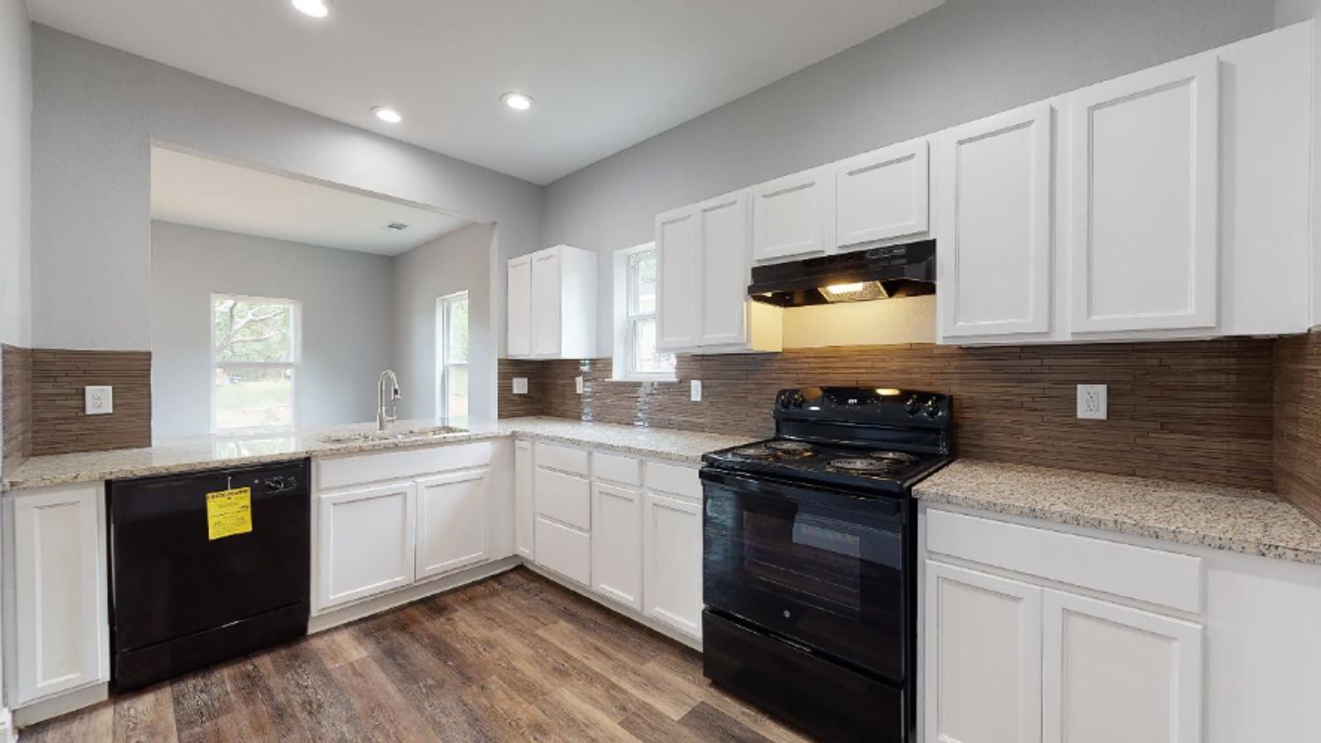 114 E Oak St – photo 3