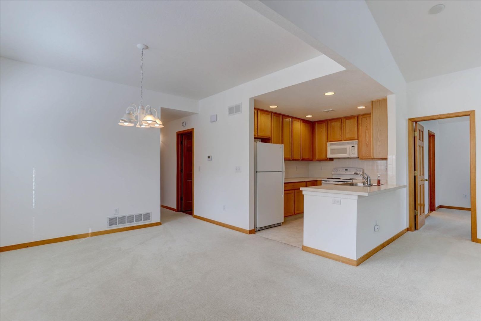 South-Facing End-Unit Ranch Townhome for Rent – Indian Peaks – photo 3