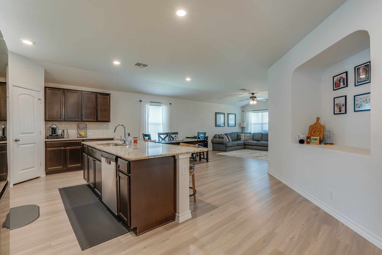 Beautiful single story home in Saratoga Community – photo 5