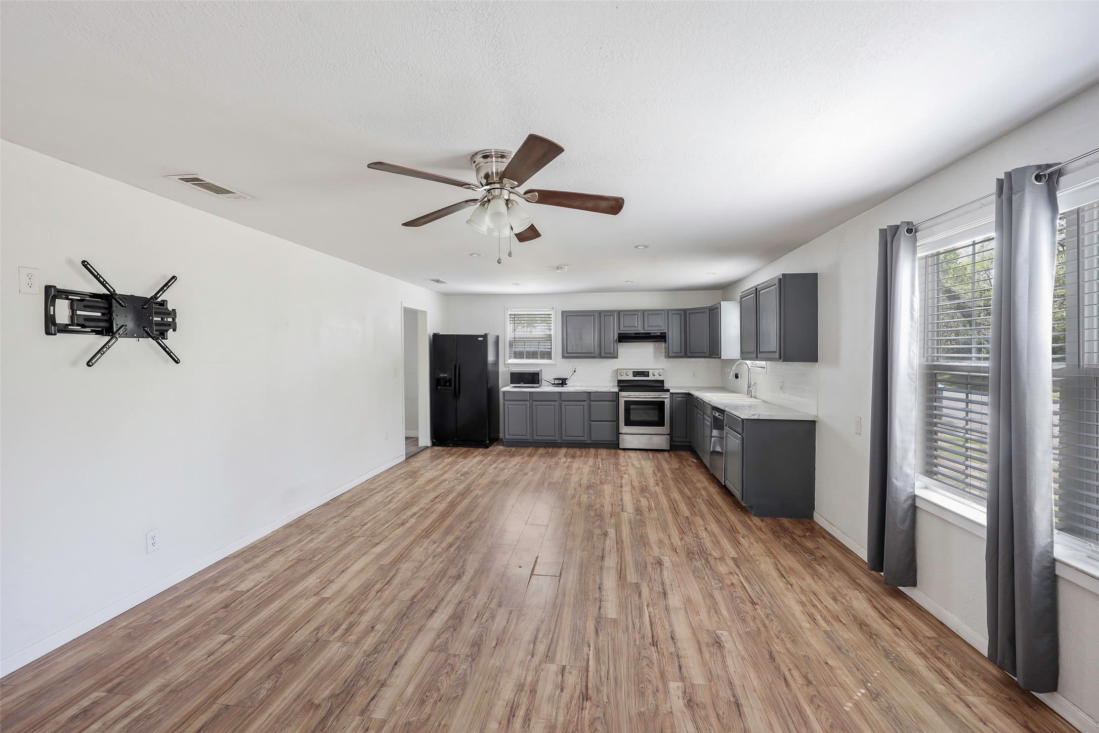 1130 W Day Street – photo 3