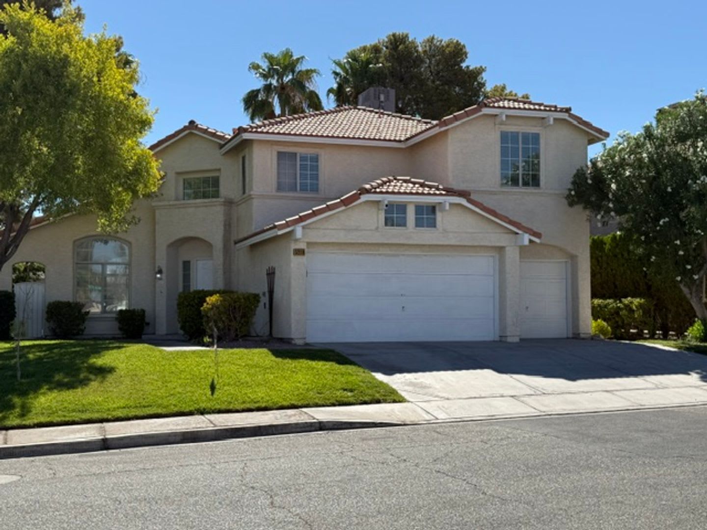 Stunning Updated Retreat In Spring Valley 4 Bed 3 Bath 3 Car Garage Large Loft Only 2 495 – photo 2