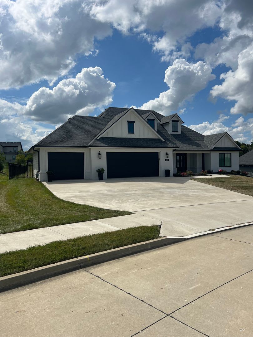 4 bedroom, 2.5 bathroom, 3 car garage rental in The Gates – photo 2