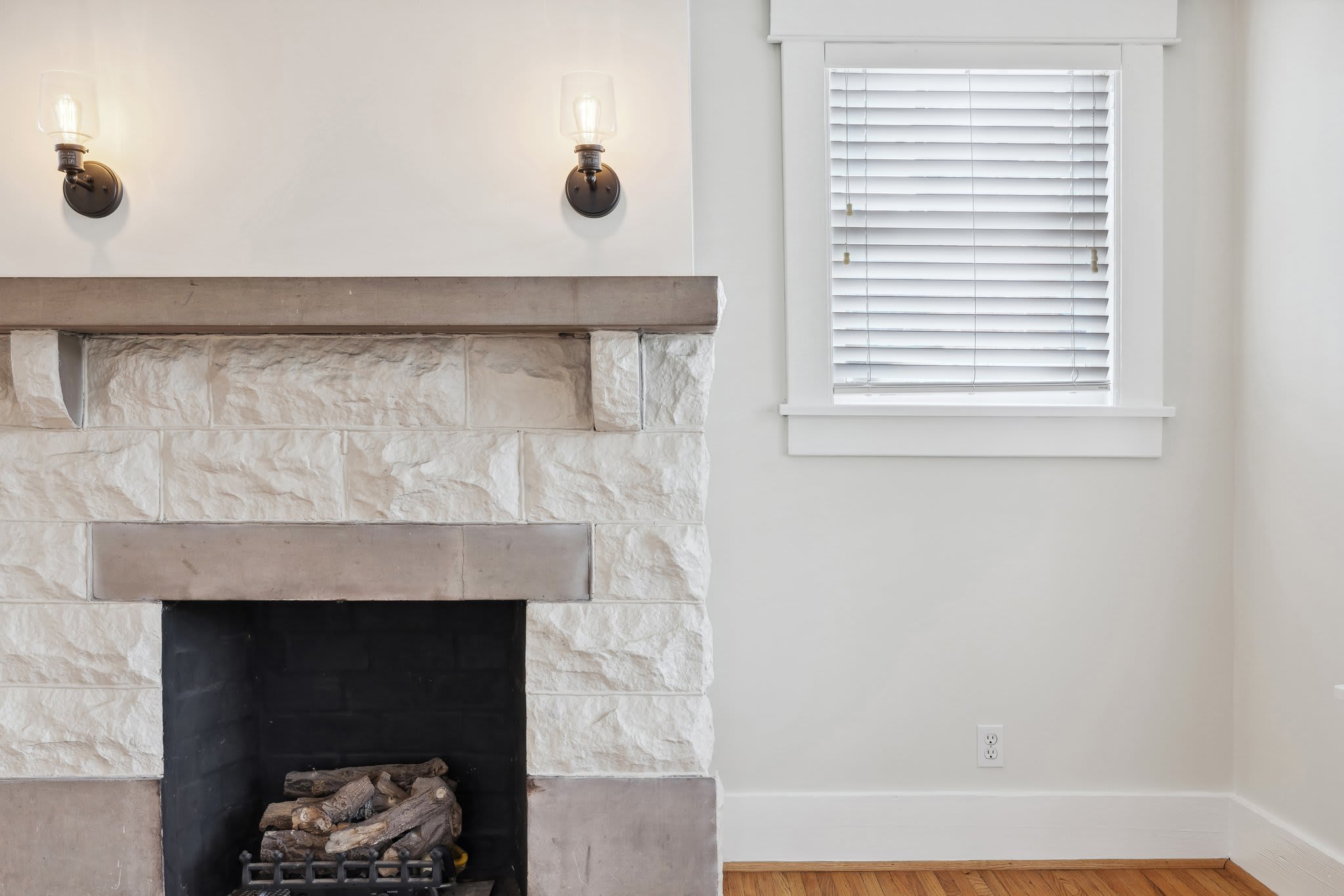 1106 Lawrence Ave – photo 4
