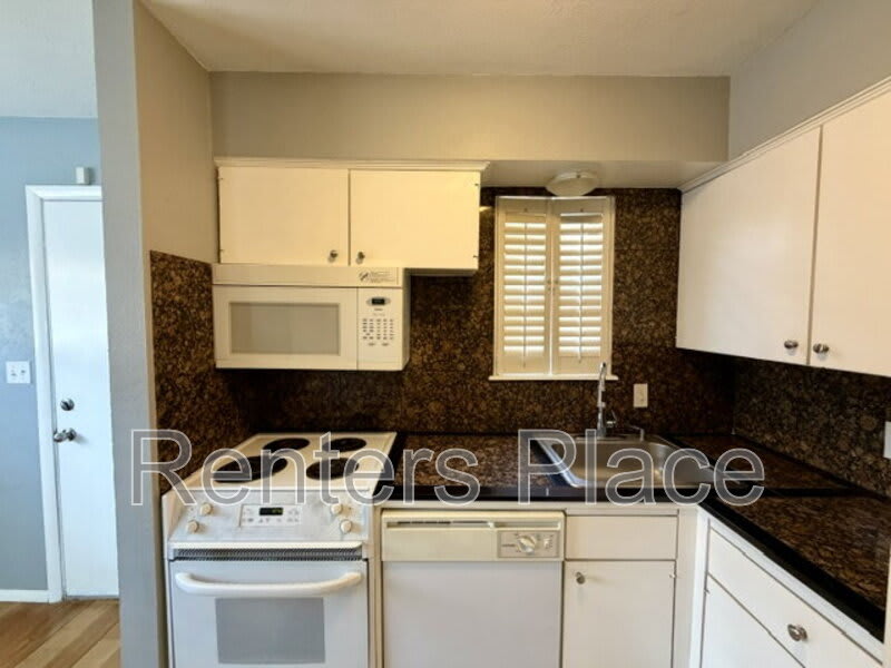 2418 E 59th Ct. – photo 5