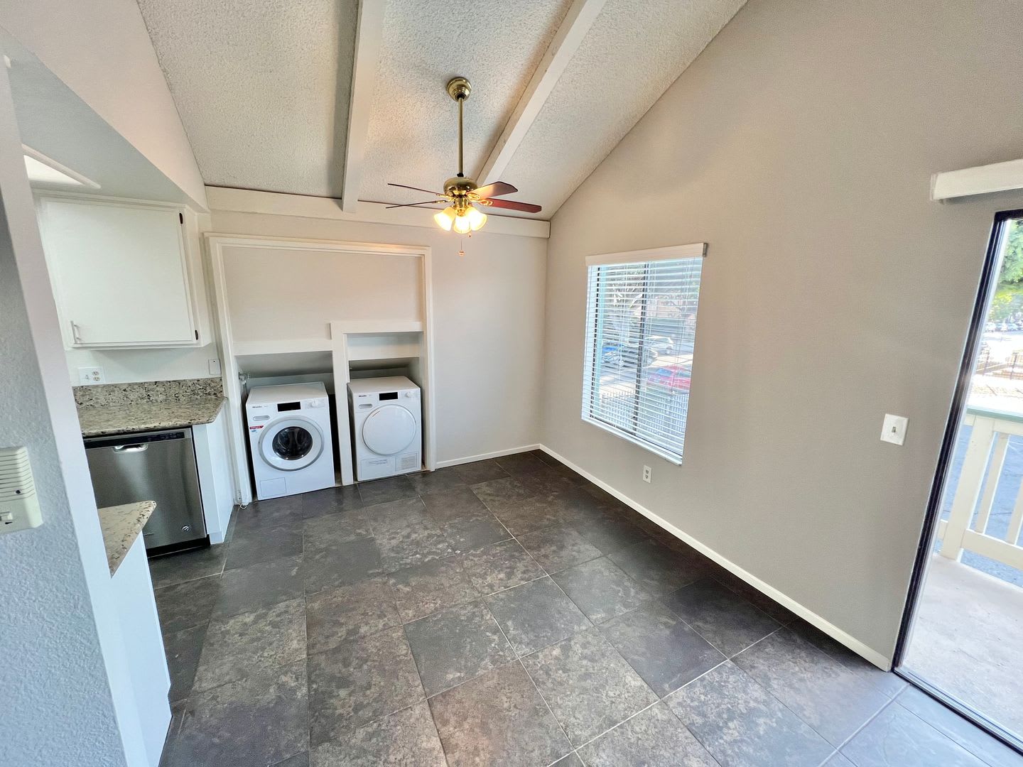 Spacious 2-Bedroom, 2-Bathroom Alamitos Beach Retreat – photo 4