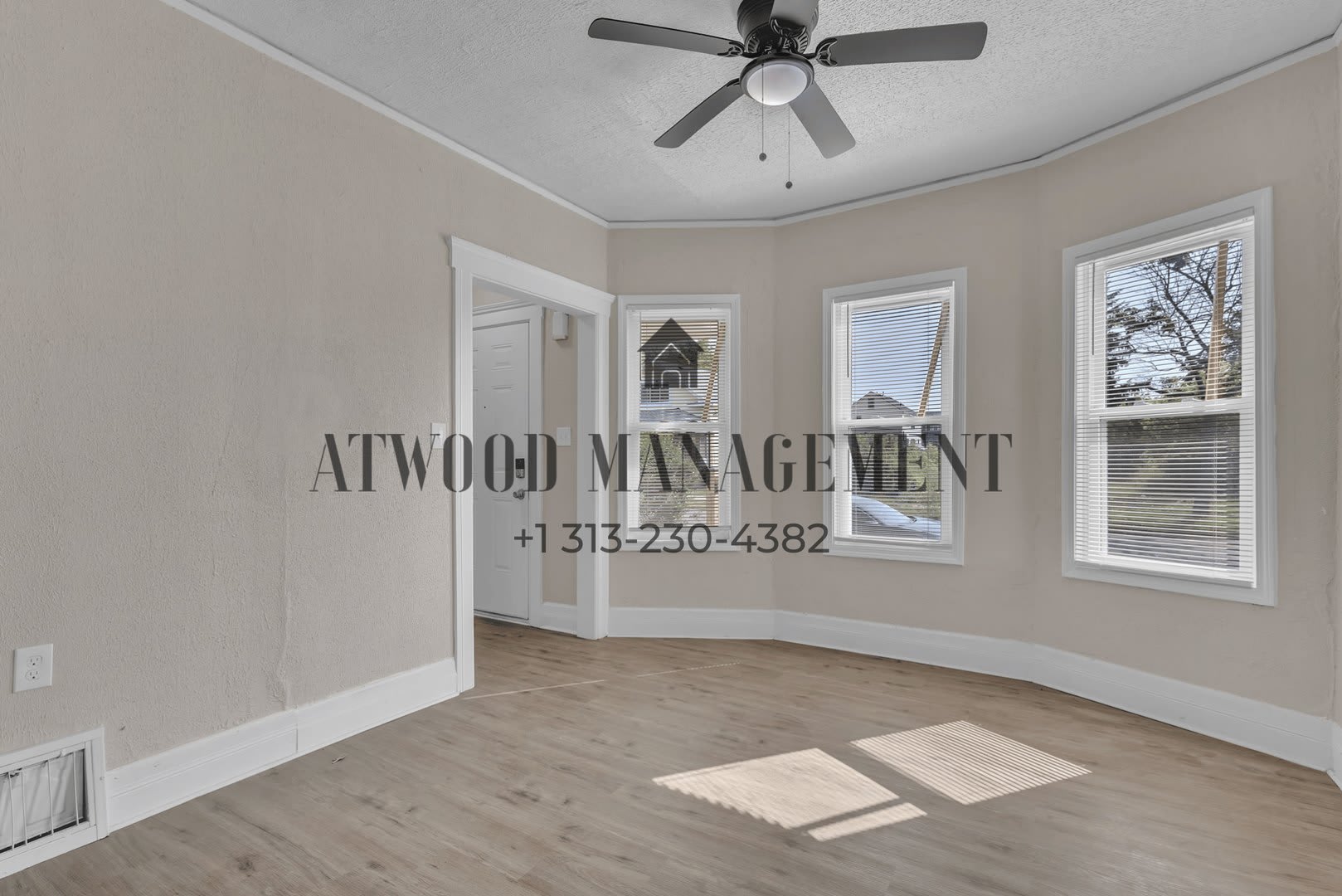 This beautifully updated 3-bedroom, 2-bath single-family home is ready for move-in! – photo 4