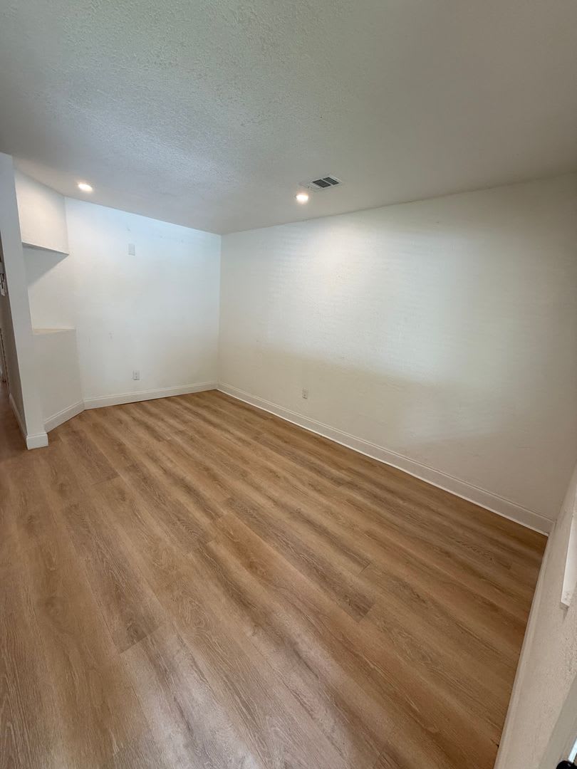 ** END OF SUMMER SPECIAL ** Renovated 2 Bedroom 2 Bath Apartment * A MUST SEE * – photo 3