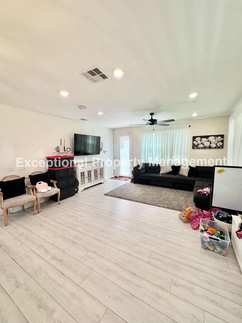 Ready to move in 3 bed 3 bath home! – photo 3