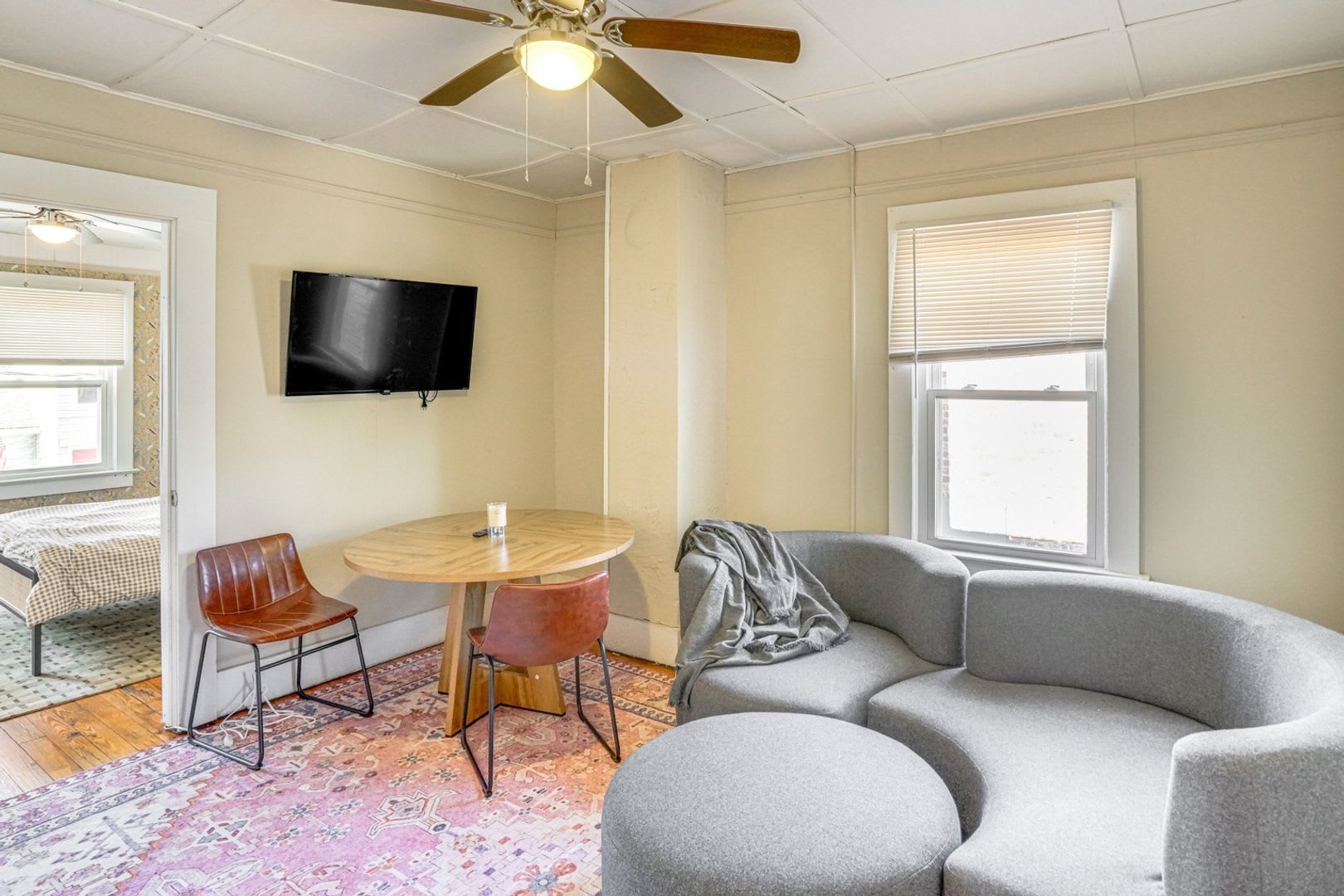Renovated 2 Bedroom + Den w/ Private Garden Access – photo 4