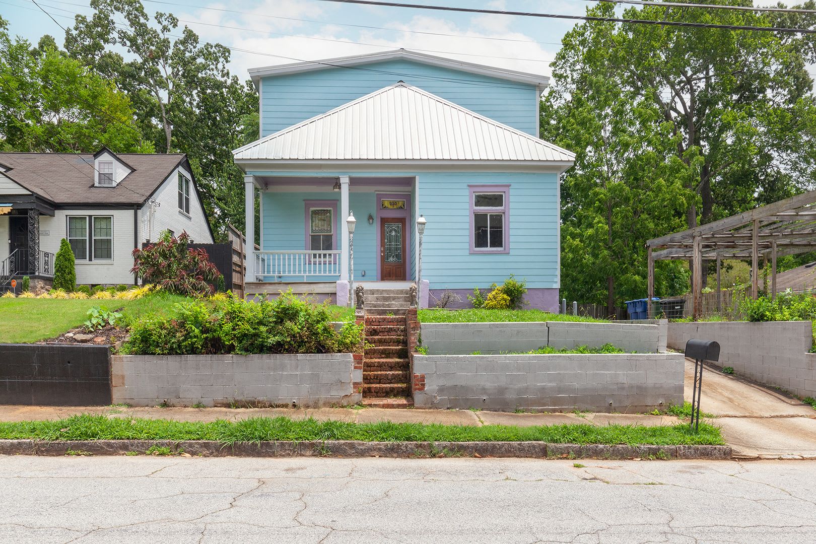 Large, Fenced 6/3 in Sought After Grant Park! 1 Month Free w/ 18 Mo Lease! – photo 1