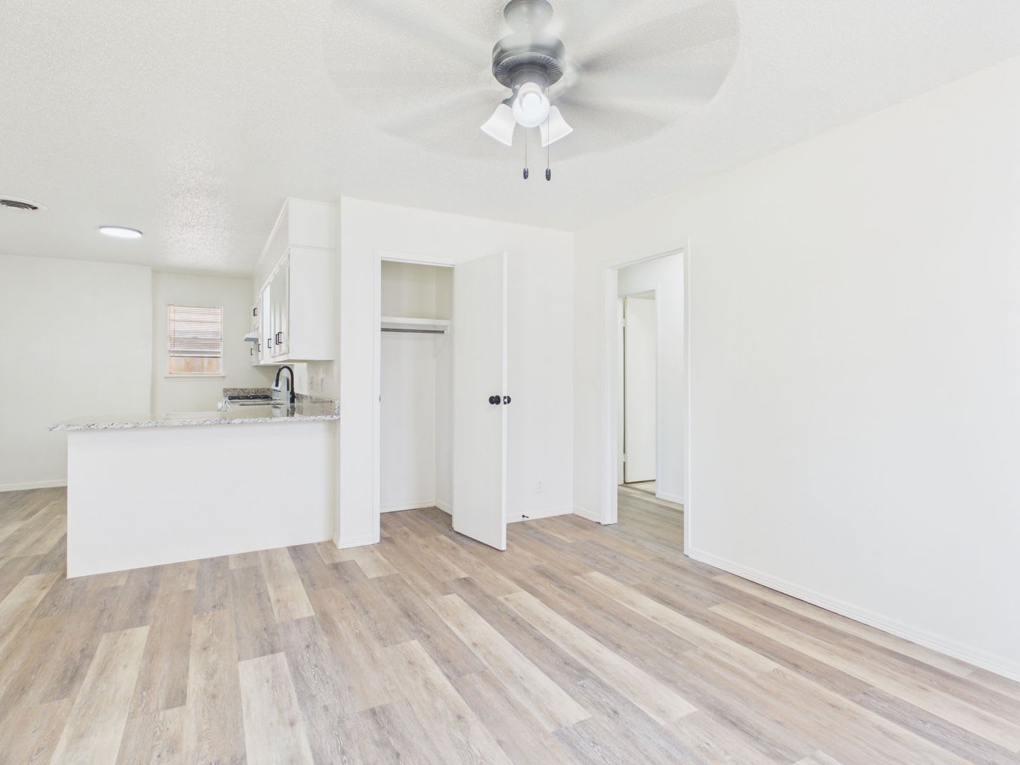 Adorable 2 Bedroom 1 Bath Close To Hospitals – photo 2