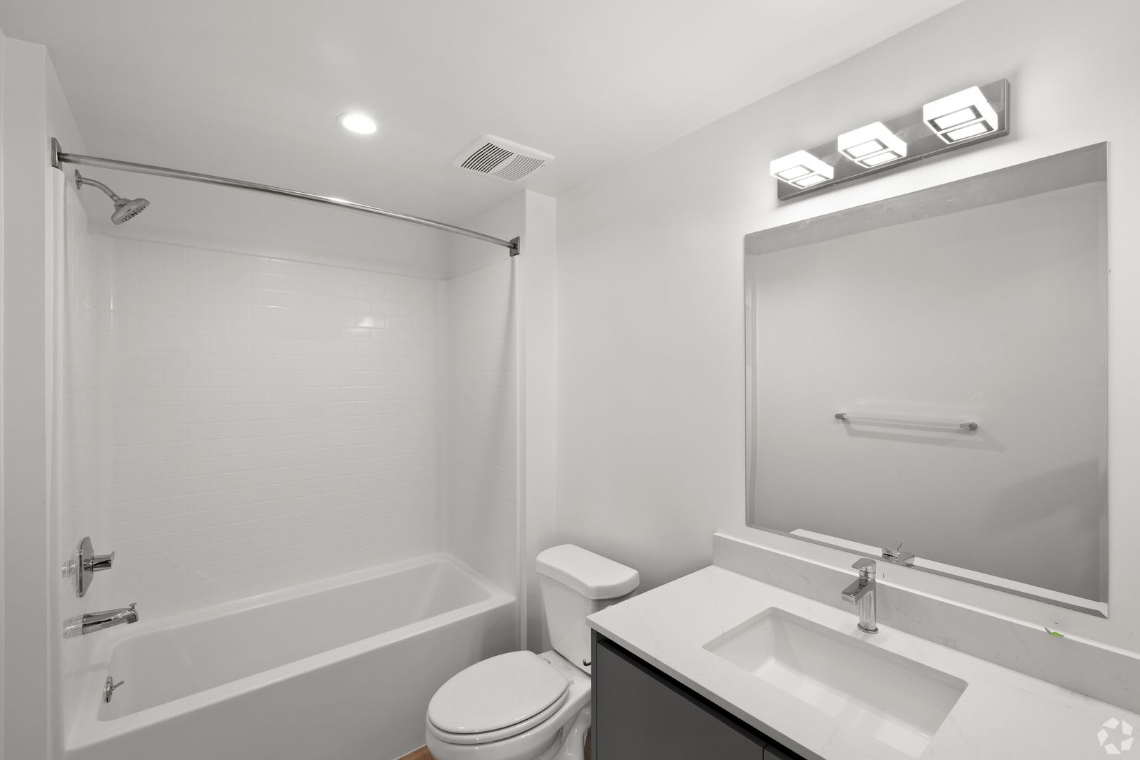6600 Van Nuys Blvd – photo 3