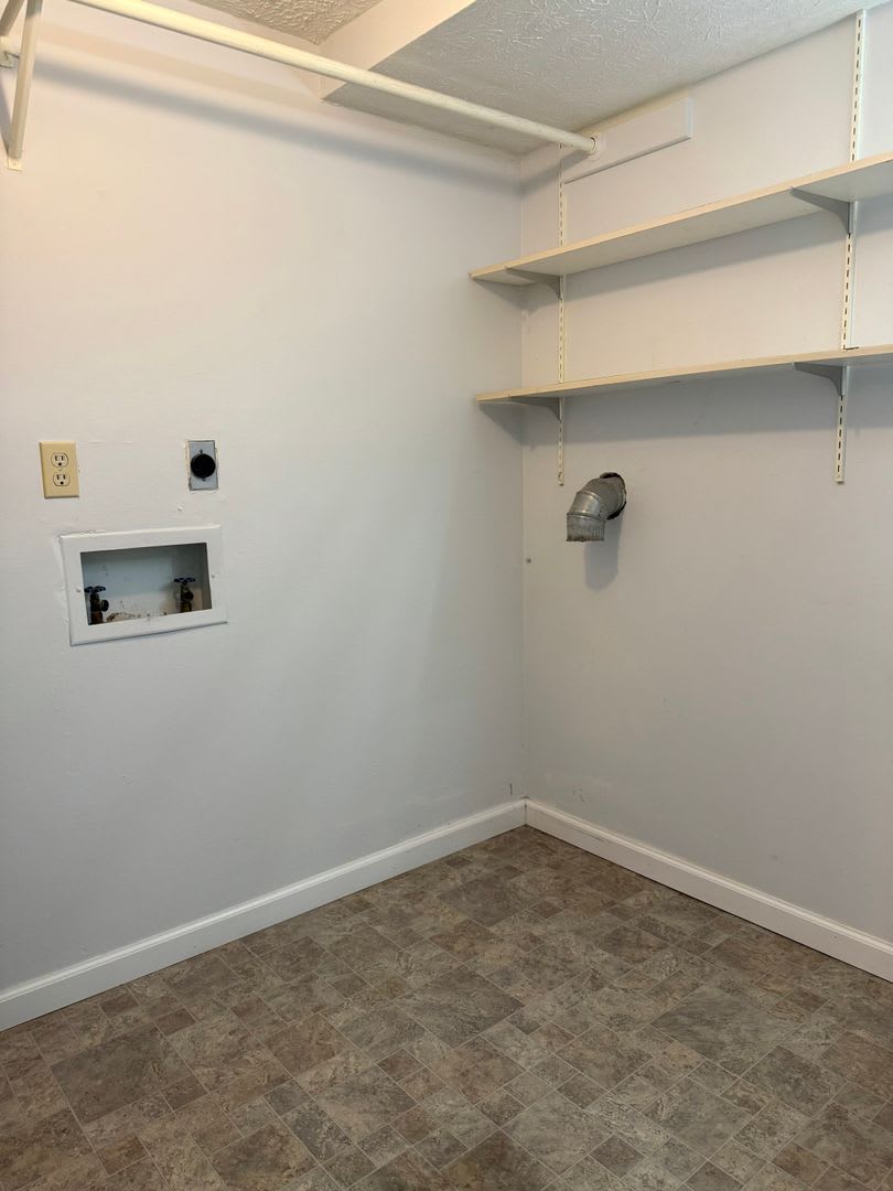 Charming Two-Story Retreat: Your Home Awaits in Bloomington! – photo 4