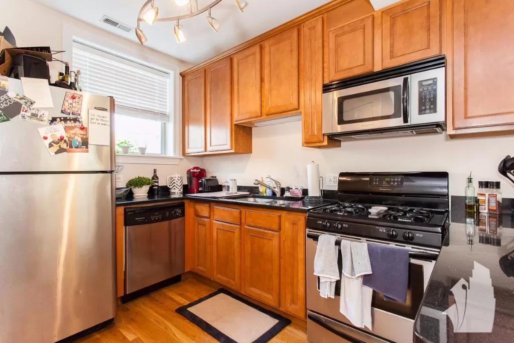 1516 W Waveland – photo 3