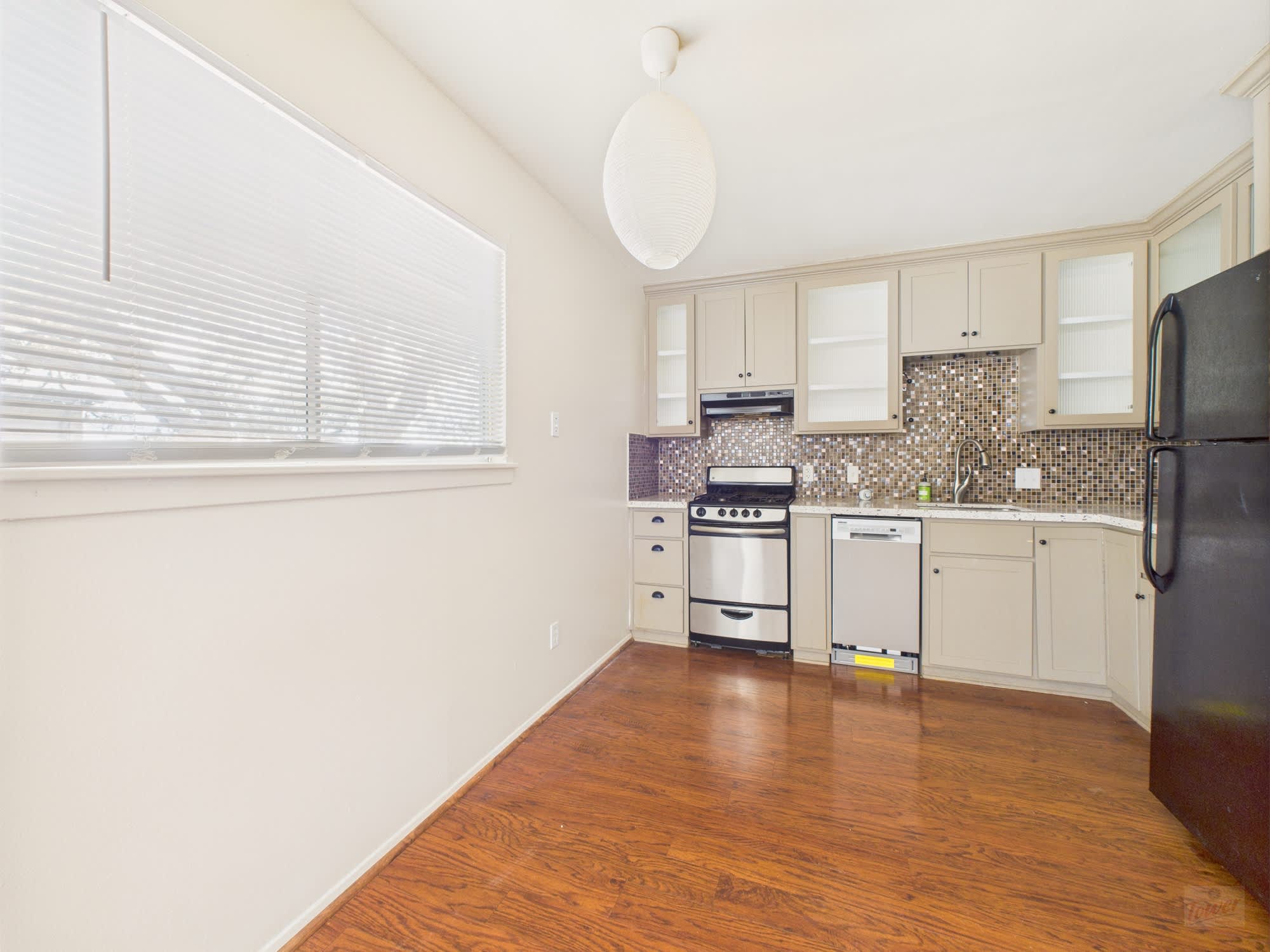 803 W 28th St Apt 202 – photo 2