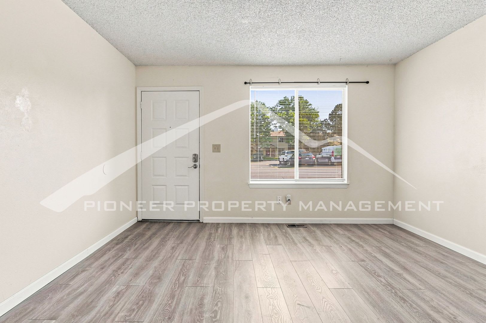 Spacious Townhouse with Central AC and Washer/Dryer – photo 2