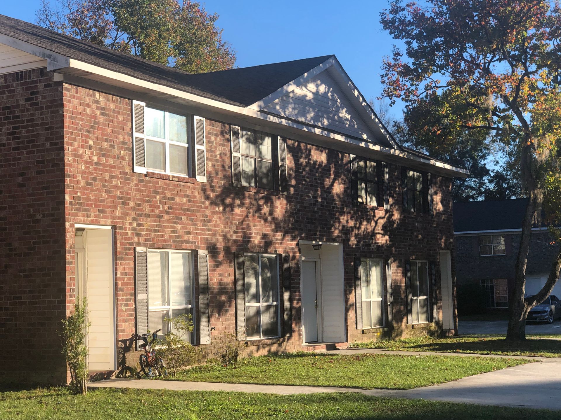 Townhouse unit in trendy Summerville – photo 1
